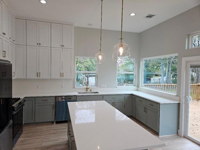 Photo - 700 N Avenue C