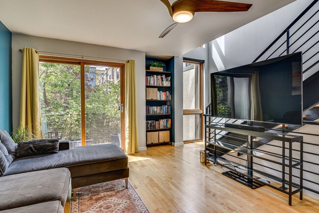 Building Photo - 5914 NE Hoyt St Unit SI FL1-ID1596269P