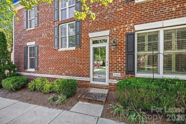 Photo - 706 Kingsley Way