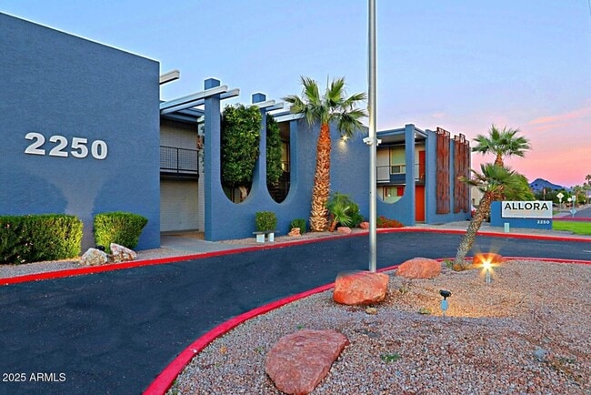 Building Photo - 2250 W Glendale Ave Unit 1