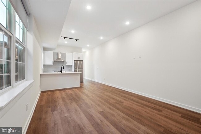 Building Photo - 2513 N Howard St Unit 303