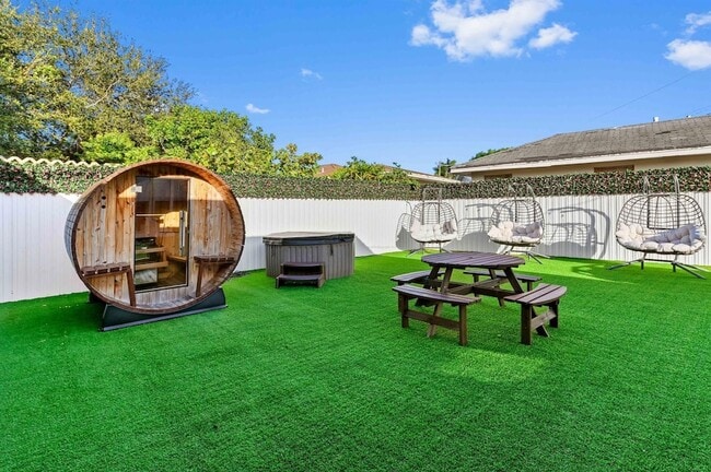 Photo - 2128 Dock St