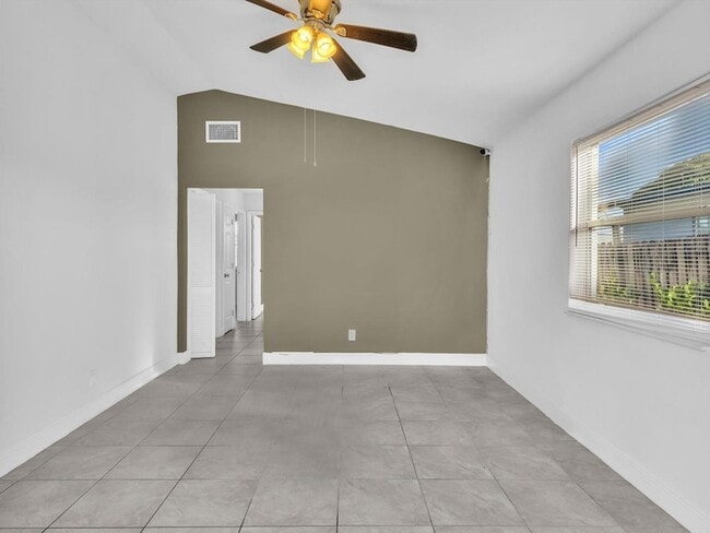 Photo - 525 NW 10th Ave