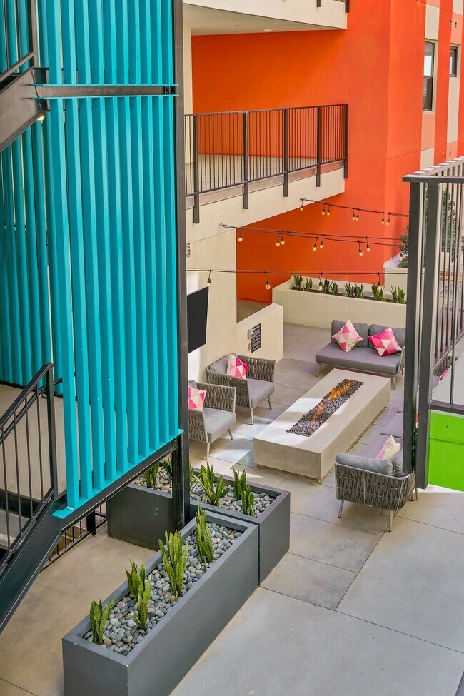 Courtyard lounge with fireplace and smart TV - Evoc Hillcrest