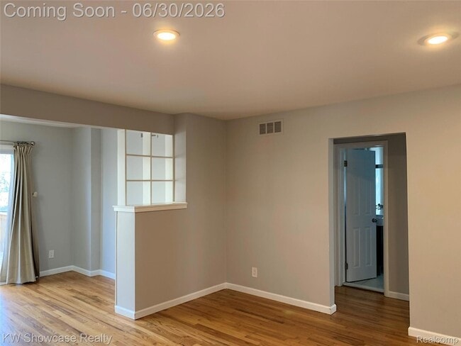 Photo - 2050 Wycliffe Ave