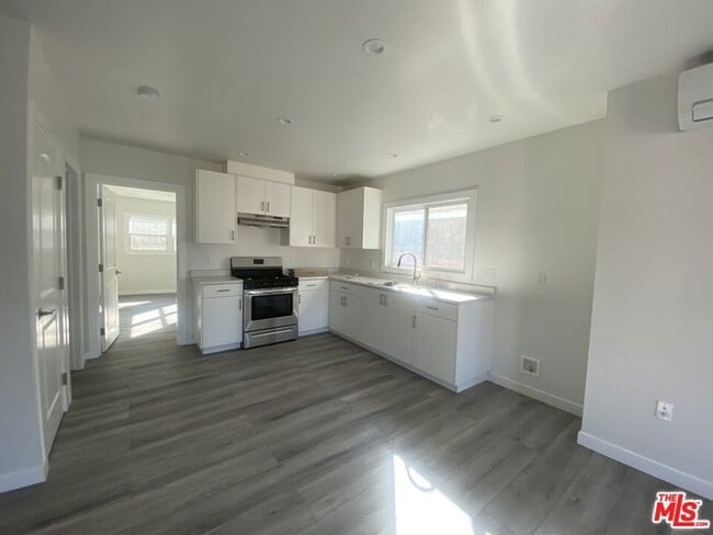 Photo - 142 Douglas St