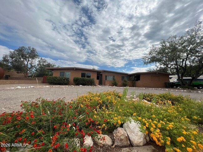 Building Photo - 1028 Heather Dr