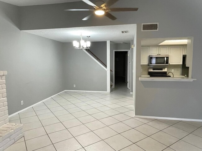 Building Photo - 910 E Meadowmere Ln