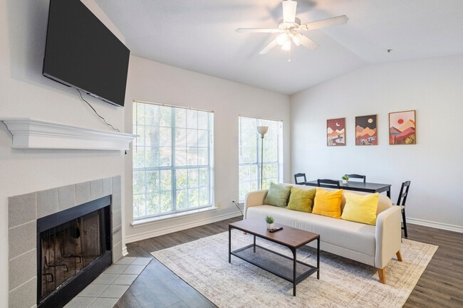 Building Photo - 1005 W 23rd St Unit ID1318654P