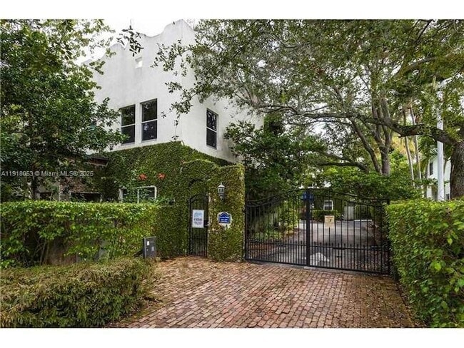 Building Photo - 3051 Center St Unit 9