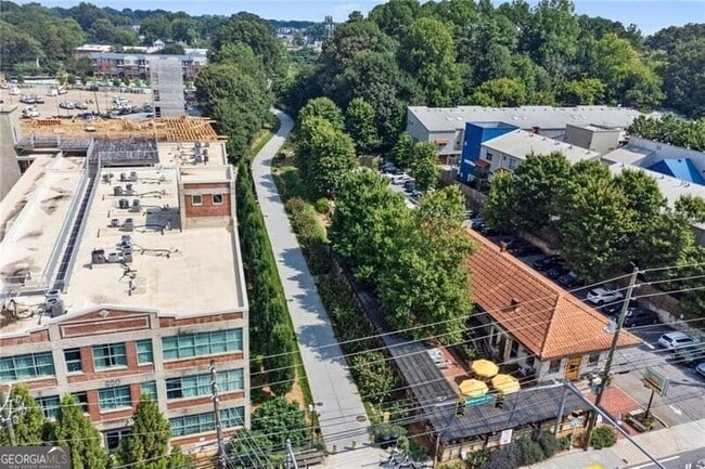 Building Photo - 890 Memorial Dr SE Unit 204
