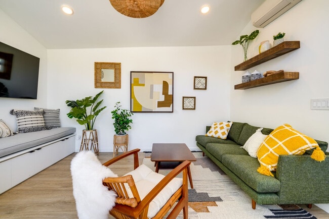 Photo - 510 Iris St Unit SI ID1545982P