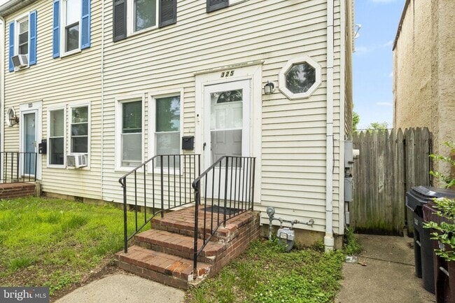 Photo - 325 E 13th St