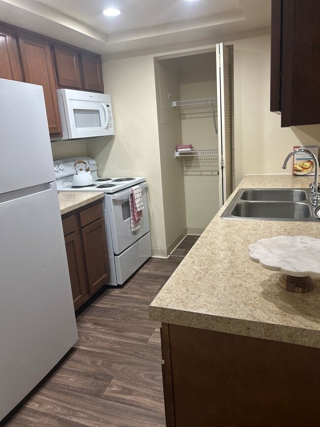 The Pinnacle - Kitchen - Autumn Creek Apartment Homes