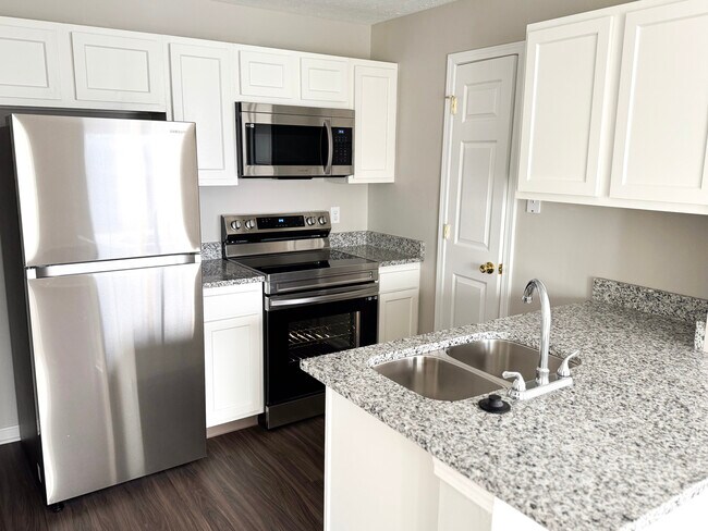 NEWLY RENOVATED 2 BEDROOM- CALL FOR DETAILS - Emerald Lakes