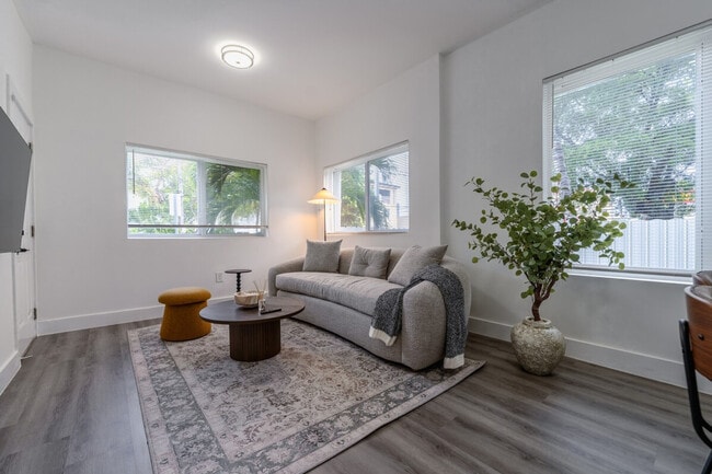 Building Photo - 44 NW 10th Ave Unit SI FL2-ID1538974P