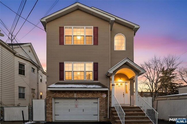 Building Photo - 110 Redwood Ave