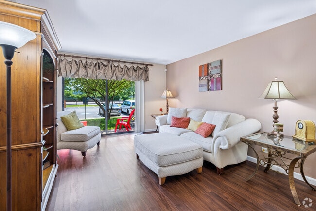 1A 1BR, 1BA - 650SF - Living Room - Huntington Square