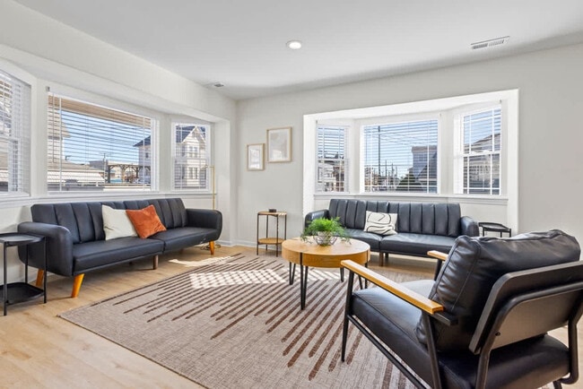 Building Photo - 142 E Youngs Ave Unit ID1309014P