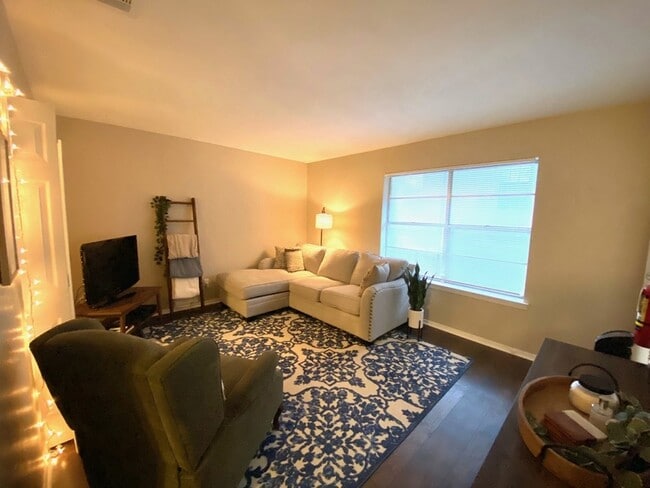 Photo - 1107 N Locust St Unit 3