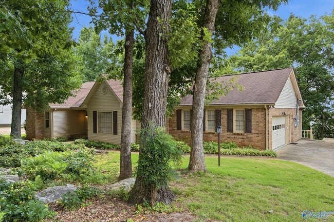 Building Photo - 815 Baylor Dr SE