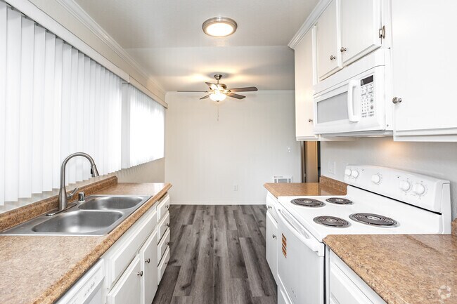 2BR, 2BA - 950SF - Kitchen/Dining Room - Robin Meadows of Garden Grove