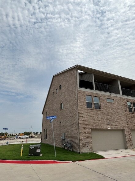 Photo - 388 Greenhouse Dr