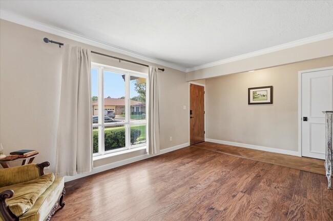 Photo - 217 E Louella Dr