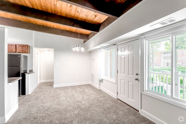 1 BR, 1 BA - 650 SF - Glenmont Forest