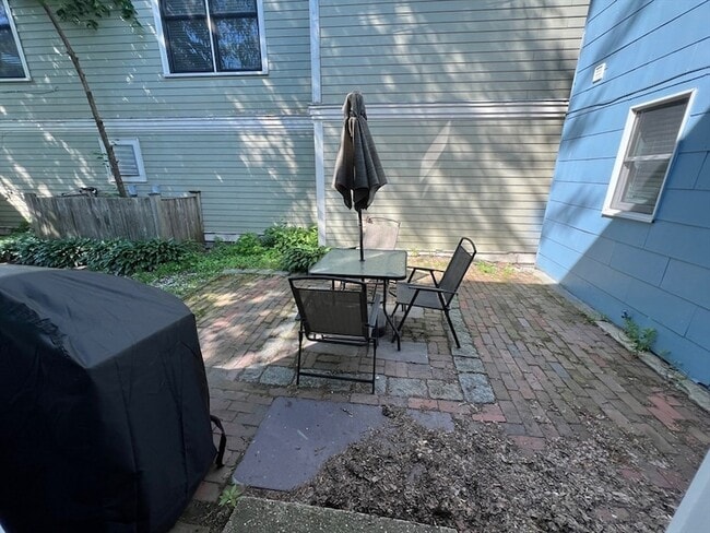 Building Photo - 348 Dorchester St Unit 1