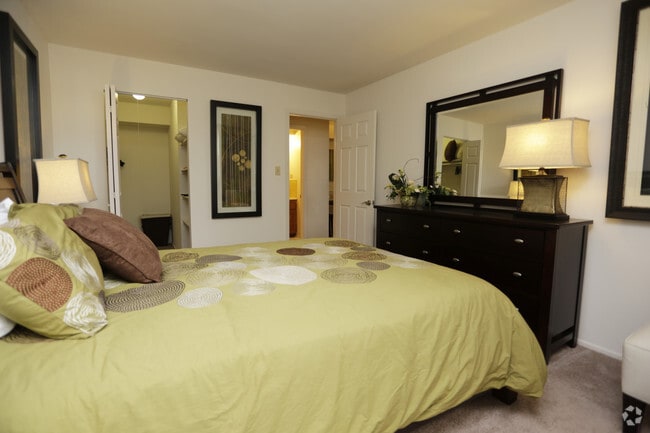 Classic Bedroom - Linden Park Apartments