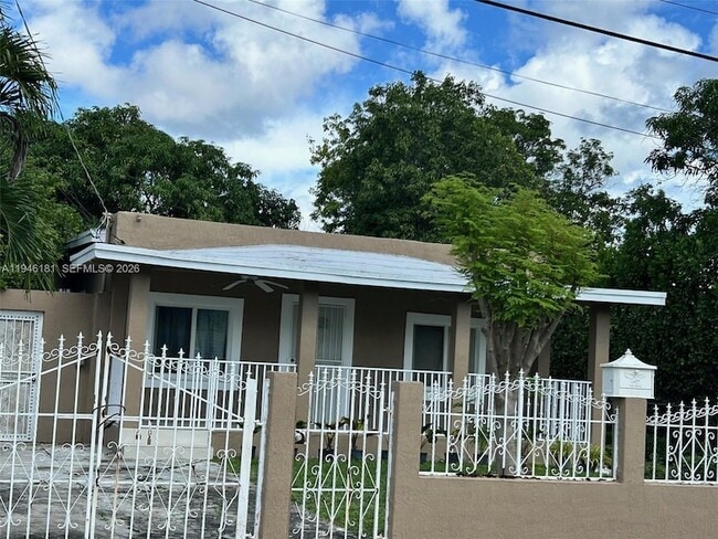 Photo - 261 NW 49th St