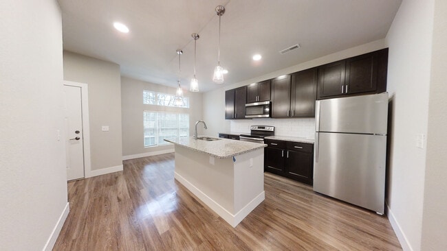 Building Photo - 200 Vine St