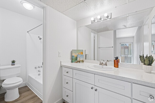 2BR, 2BA - 880SF - Bathroom - Kingswood Village