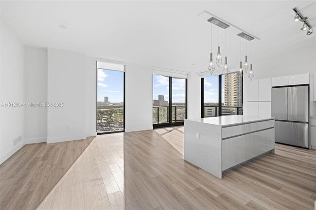 Photo - 101 Diplomat Pkwy Unit 911