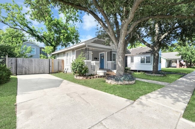Photo - 916 W Cottage St