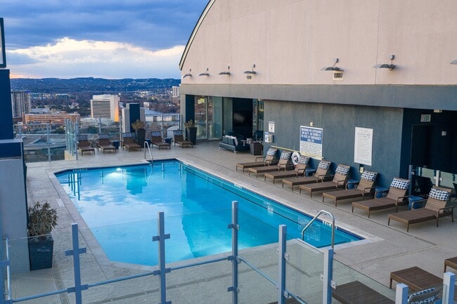 Rooftop pool and sundeck - SkyHouse Austin