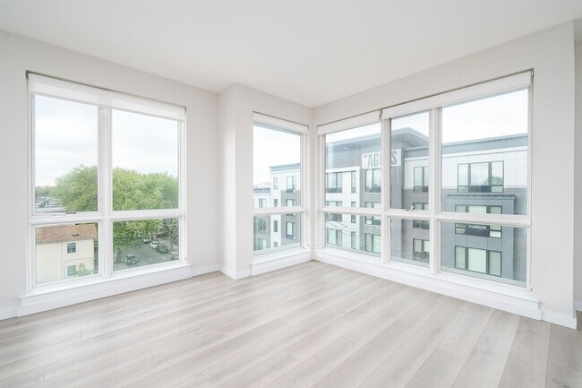 Photo - 16 Bennett St Unit 512