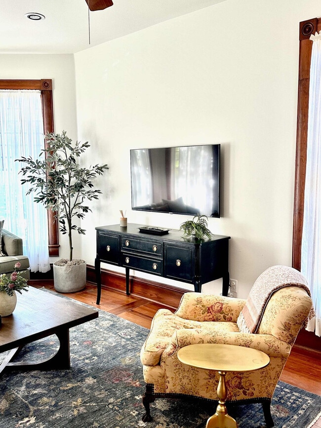 Photo - 1116 W 10th St Unit ID1292407P