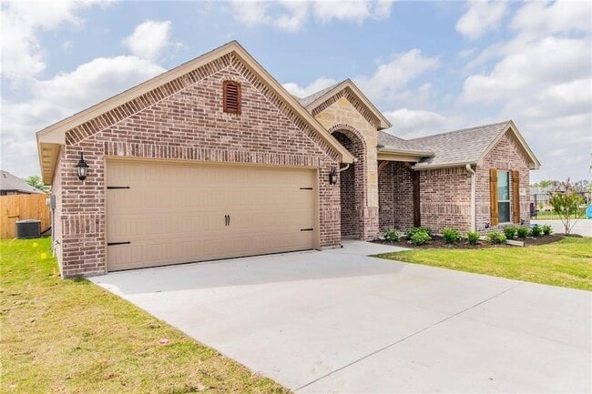 Photo - 305 Jasmine Ct