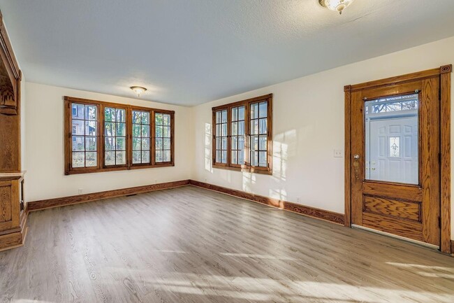 Photo - 988 Reaney Ave E