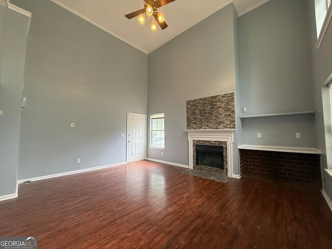 Photo - 1024 Wiltshire Way NW