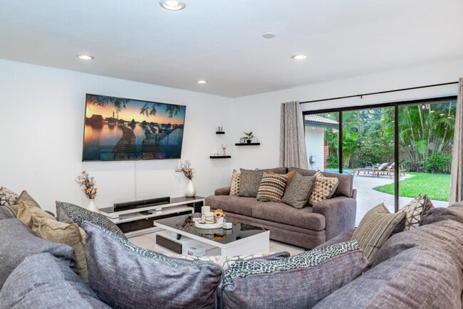 Building Photo - 830 SW 14th Ct Unit ID1287060P