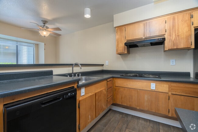 1BR, 1BA - 750SF - Kitchen - Somersett Hills