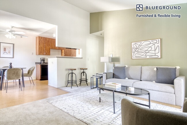 Photo - 1600 Villa St