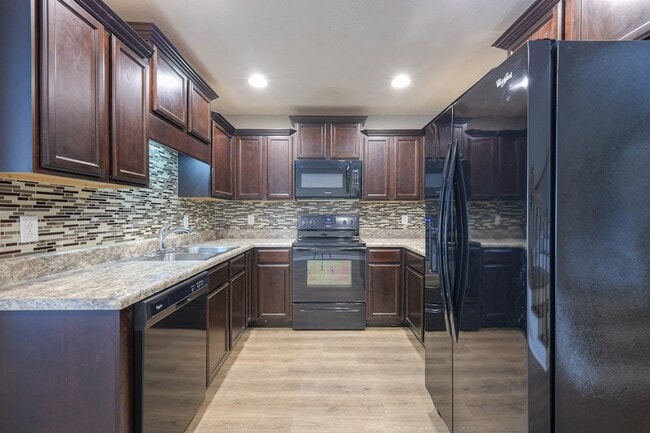 Photo - 911 Dahlia Dr