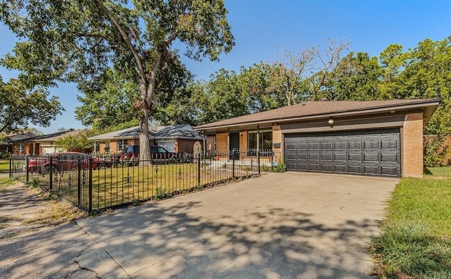 Photo - 1351 Dell Oak Dr