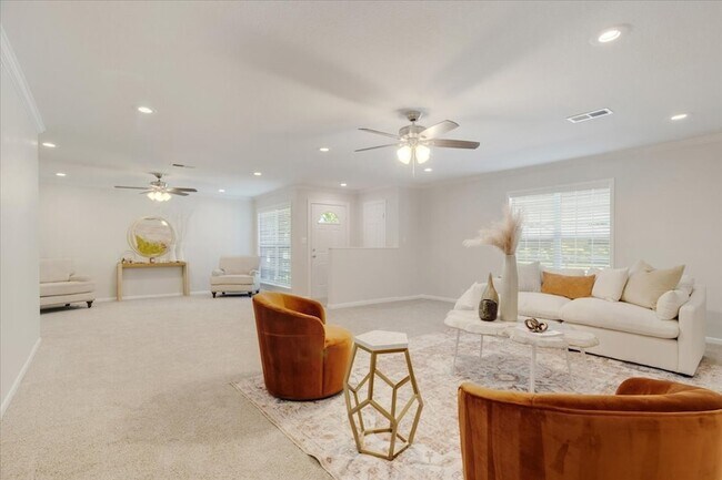 Photo - 470 W Marshall Dr