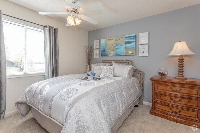 1BR, 1BA - 714 SF - The Ivy Club