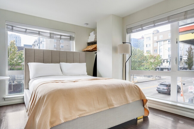 Building Photo - 5001 Brooklyn Ave NE Unit FL5-ID918